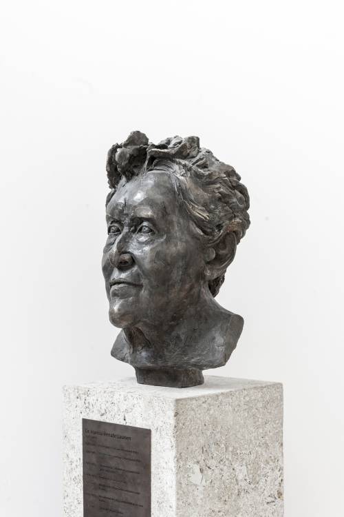 Dr. Hanna-Renate Laurien / 1991 - 1995 Präsidentin des Abgeordnetenhauses / Bildhauerin: ANTOINETTE