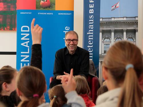Daniel Buchholz (SPD) testet die Kinder, ob Sie das Märchen der Gebrüder Grimm verstanden haben