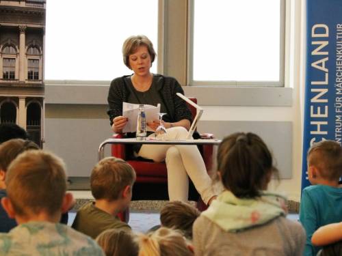 Vizepräsidentin Cornelia Seibeld liest den kleinen Gästen aus der Geschichte über die aberwitzigen Tauschgeschäfte des "Hans im Glück" vor.