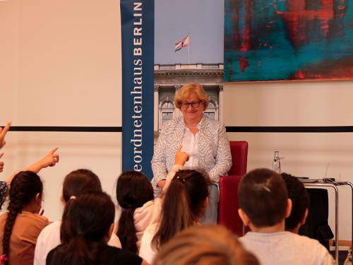 Nach der Geschichte haben die Kinder jede Menge Fragen an die Vizepräsidentin Dr. Manuela Schmidt