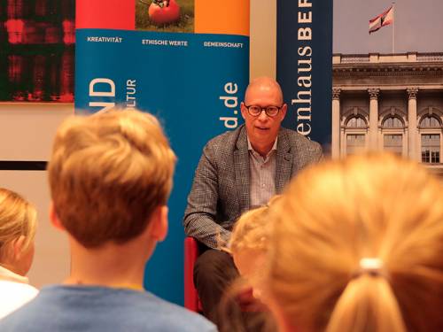 Dr. Robbin Juhnke (CDU) erklärt den Kindern, was ein Politiker ist