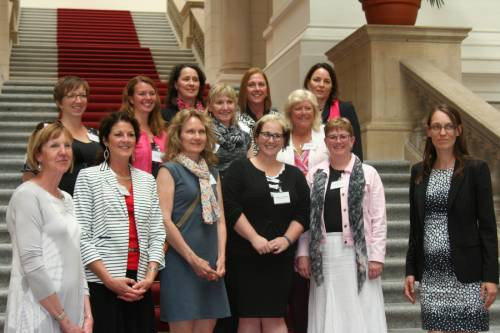 Gruppenfoto von Frauen auf der Treppe des Abgeordnetenhaus.