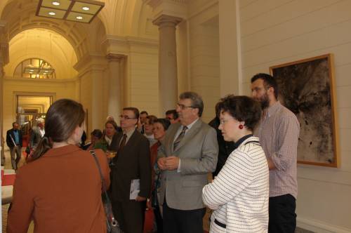 Besucherinnen und Besucher zu einer Ausstellungseröffnung im Abgeordnetenhaus