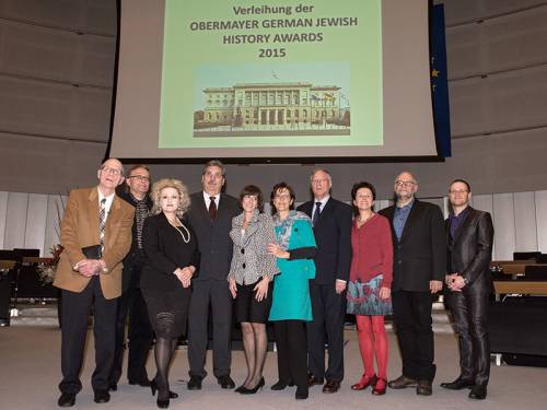 Gruppenfoto im Plenarsaal des Abgeordnetenhaus zur Verleihung der Obermayer Awards 2015.