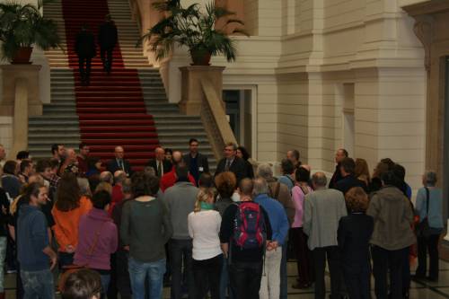 Ralf Wieland spricht zu einer großen Besuchergruppe im Foyer des Abgeordnetenhauses.