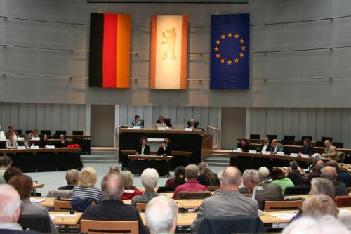 Das Seniorenparlament tagt im Plenarsaal des Abgeordnetenhauses von Berlin.