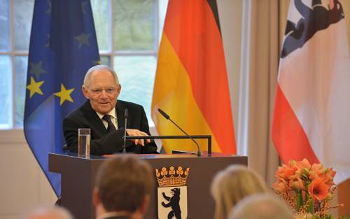 Dr. Wolfgang Schäuble spricht in ein Mikrofon. Hinter ihm hängen die Flaggen von Europa, Deutschland und Berlin.
