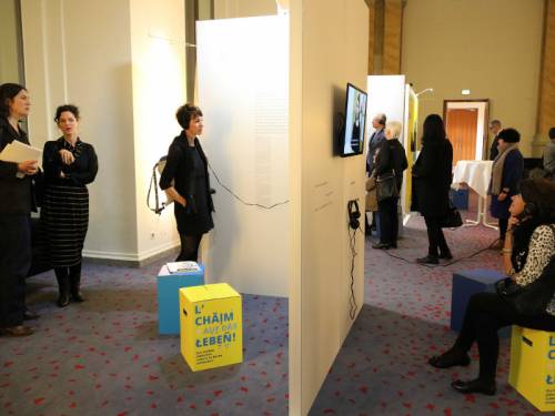 Besucherinnen und Besucher schauen sich eine Ausstellung in der Wandelhalle an.