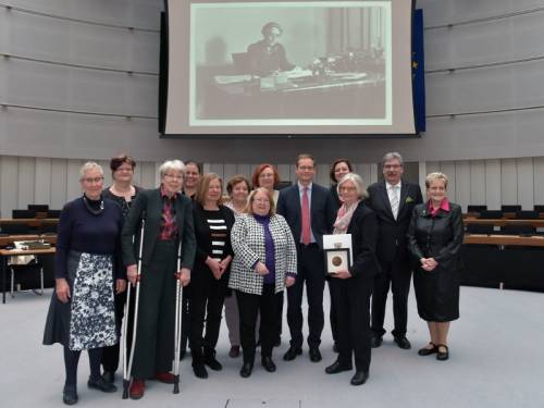 Gruppenfoto zur Verleihung der Louise-Schroeder-Medaille im Plenarsaal mit vielen Frauen.