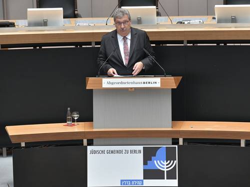 Ralf Wieland am Rednerpult im Plenarsaal. Er schaut ernst. Vor ihm ein Aufsteller mit den Worten: "Jüdische Gemeinde zu Berlin".
