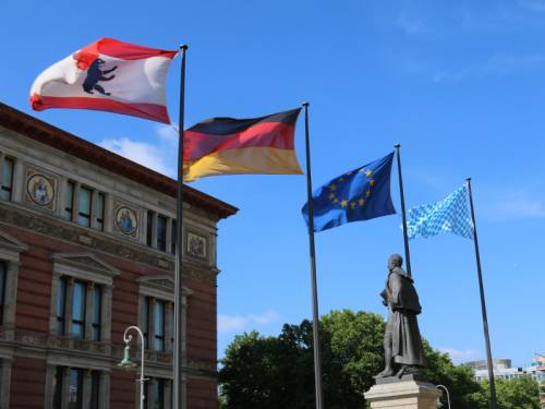 Vor dem Abgeordnetenhaus sind die Berliner, die Deutsche, die Europäische und die Bayrische Flagge gehisst.