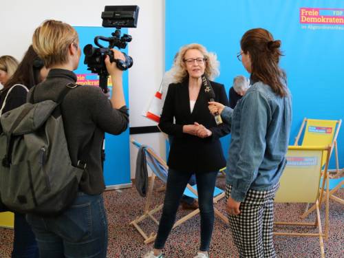 Junge Menschen von ALEX TV interviewen eine Politikerin der FDP.