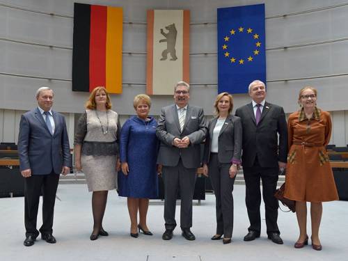 Gruppenfoto im Plenarsaal des Abgeordnetenhaus Berlin