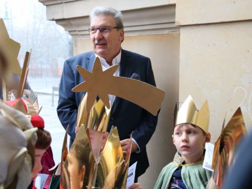 Ralf Wieland mit Kindern in goldenen Papierkronen zum Tag der Heiligen drei Könige