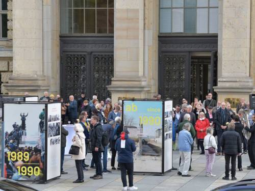 Besucher schauen sich eine Ausstellung auf dem Vorplatz des Abgeordnetenhaus Berlin an