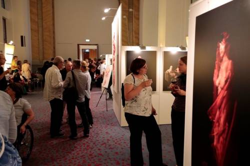 Besucher schauen sich eine Ausstellung im Abgeordnetenhaus Berlin an