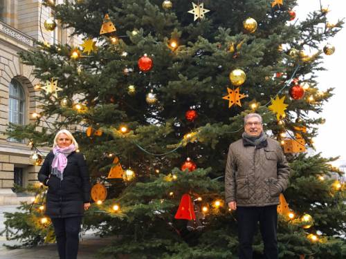 Ralf Wieland und Frau Günther auf dem Vorplatz des Abgeordnetenhaus Berlin vor einer großen Tanne mit Weihnachtsschmuck