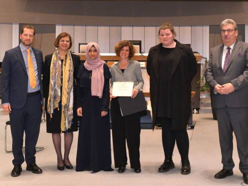 Gruppenfoto zur Verleihung des Obermayer Awards im Plenarsaal