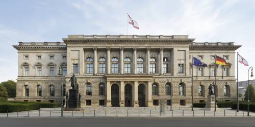Außenaufnahme der Fassade des Abgeordnetenhaus Berlin am Tag