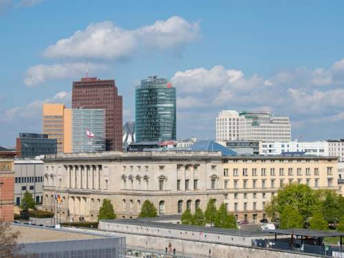 Blick auf das Abgeordnetenhaus Berlin, im Hintergrund sieht man die Gebäude des Potsdamer Platz