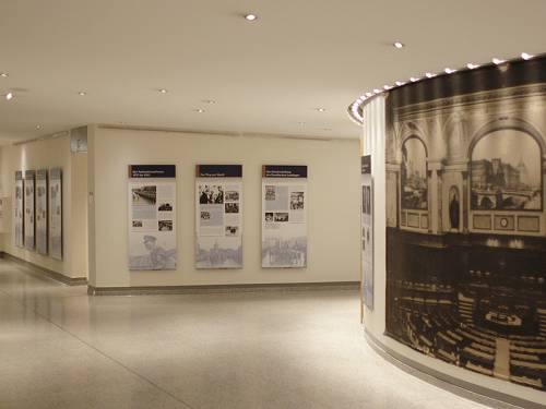 Dauerausstellung im Foyer des Abgeordnetenhaus. Man sieht Plakate an den Wänden.