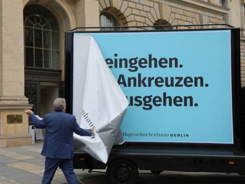 Parlamentspräsident Ralf Wieland enthüllt ein Kampagnenplakat