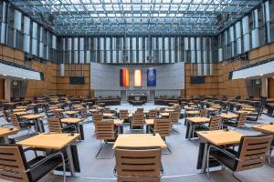 Der leere Plenarsaal mit Blick auf den Sitz des Präsidenten 19. WP