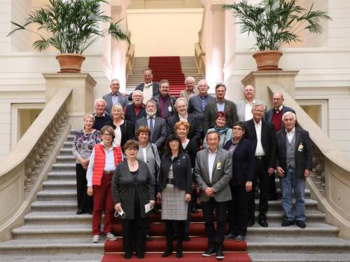 Gruppenfoto der Mitglieder der parlamentarischen Vereinigung Berlin e. V. im Foyer des Abgeordnetenhauses von Berlin bei ihrer Veranstaltung im Oktober 2021.