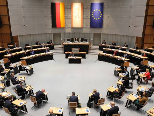 Im Plenarsaal des Abgeordnetenhauses Berlin findet eine Plenarsitzung statt