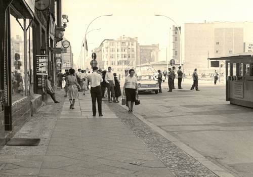 Offener Übergang am Checkpoint Charlie um 1954 (© Polizeihistorische Sammlung Berlin)