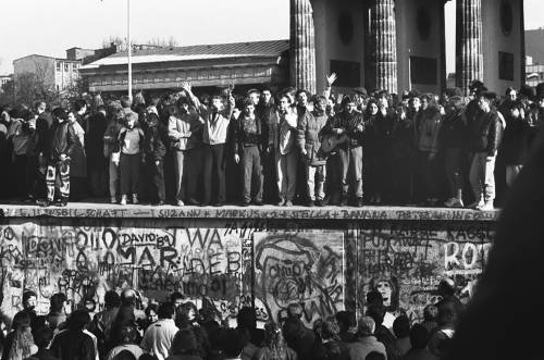 Menschen auf der Mauer am Brandenburger Tor am 10. November 1989 (© Stiftung Berliner Mauer, Fotograf: Detlef Machmüller)