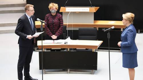 Parlamentspräsident Dennis Buchner vereidigt Franziska Giffey zur Regierenden Bürgermeisterin von Berlin
