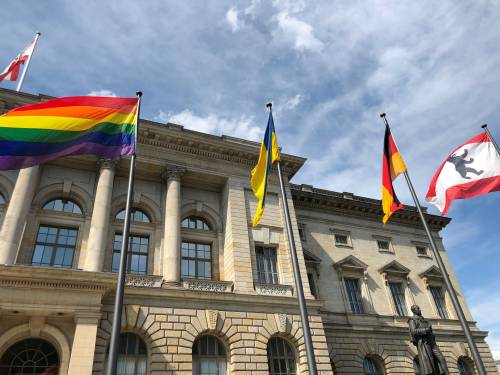 Blick auf die Regenbogenflagge vor dem Abgeordnetenhaus