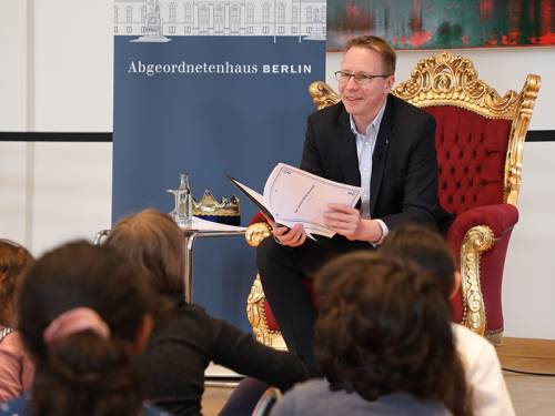 Der Präsident des Abgeordnetenhauses, Dennis Buchner (SPD), liest Märchen vor