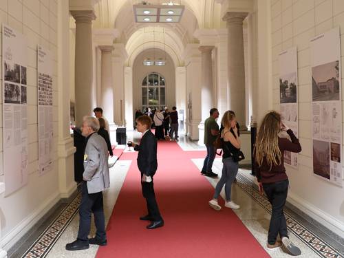 Synagogen-Projekt_Blick in die Ausstellung_Flur.jpg