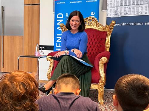 Die Abgeordnete Katharina Günther-Wünsch (CDU) liest den Kindern Märchen vor und beantwortet Fragen