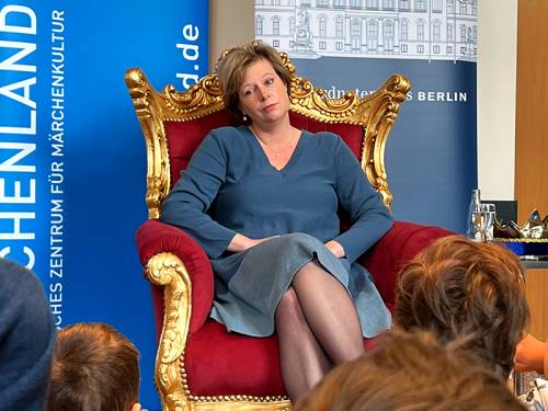 Die Vizepräsidentin des AGH, Cornelia Seibeld (CDU), beantwortet Fragen der Kinder