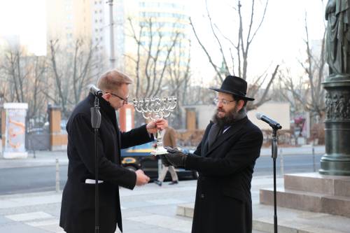 Rabbiner Yehuda Teichtal übergibt den Chanukka-Leuchter an Parlamentspräsident Dennis Buchner