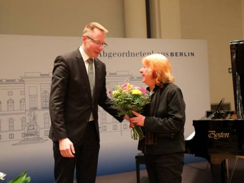 Präsident Dennis Buchner gratuliert der Preisträgerin Dr. Gisela Notz.
