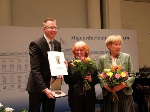 Laudatorin Dr. Christine Bergmann und Präsident Dennis Buchner überreichen der Preisträgerin die Medaille nebst zugehöriger Urkunde.