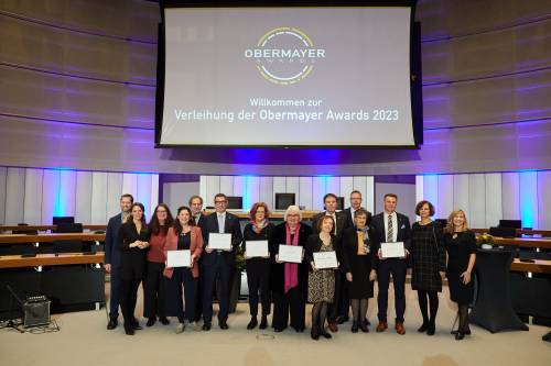 Die Preisträgerinnen und Preisträger der Obermayer Awards 2023 mit Parlamentspräsident Dennis Buchner und weiteren Jury-Mitgliedern. © René Arnold
