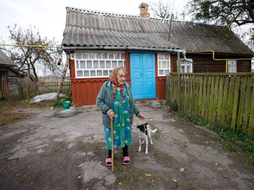 Blick auf die Holocaust-Überlebende Frau mit ihrem Hund in der Ukraine