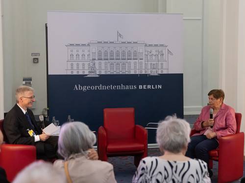 Ruth Winkelmann im Gespräch mit Dr. Jens Hoppe, Historiker der Claims Conference