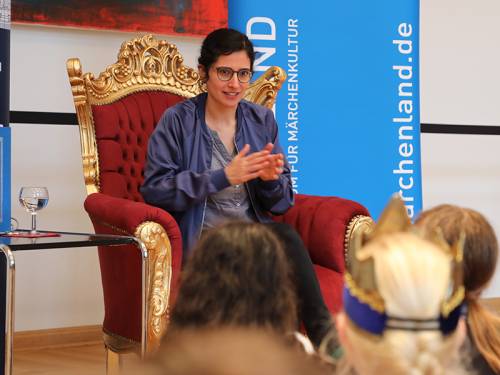 Dr. Bahar Haghanipour (GRÜNE) bespricht mit den Kindern das vorgelesene Märchen