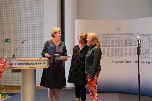 Parlamentspräsidentin Cornelia Seibeld verleiht die Medaille an Housing First
