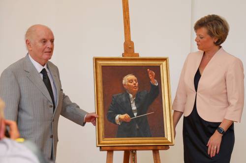 Blick auf Daniel Barenboim und die Parlamentspräsidentin Cornelia Seibeld sowie das enthüllte Ehrenbürgerporträt