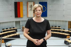 Hier sieht man die Präsidentin des Abgeordnetenhauses von Berlin im Plenarsaal des Landesparlaments