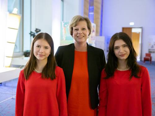 Präsidentin Cornelia Seibeld mit den Musikerinnen Kaja und Klėja Kašubaitė