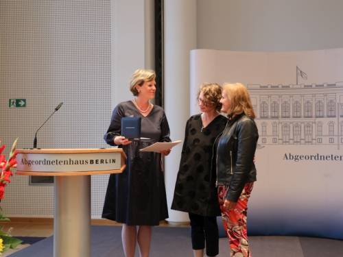Die Übergabe der Louise-Schroeder-Medaille 2023 an Vertreterinnen von Housing First Berlin.