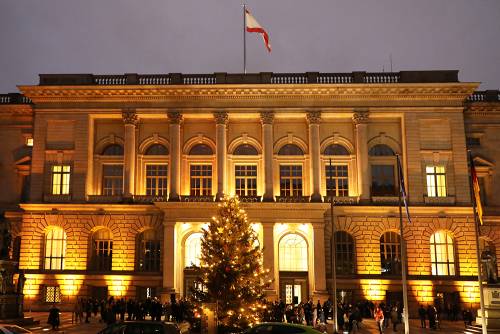 Illuminierter Weihnachtsbaum vor dem Abgeordnetenhaus
